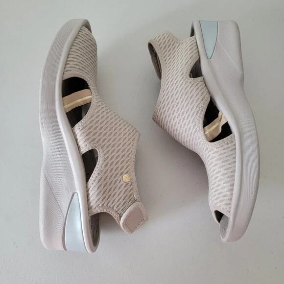 Bzees Beige Stretch Wedge Sandals Slip On Women Size 11 Cloud Technology Comfort - Picture 5 of 12